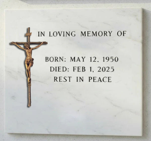 La cruz con Cristo modelo BR 2011 está elaborada en bronce, un material tradicional y muy valorado en arte funerario por su resistencia, durabilidad y belleza atemporal. 