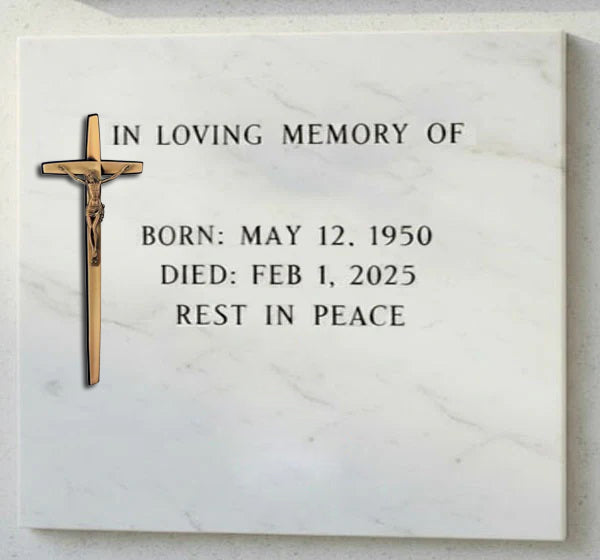 La cruz con Cristo modelo BR 2285 está fabricada en bronce, un material muy valorado en arte funerario por su resistencia, durabilidad y elegancia clásica