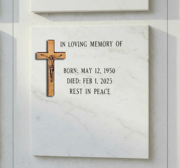 La cruz con Cristo modelo BR 2411 está elaborada en bronce, un material muy apreciado en arte funerario por su resistencia, durabilidad y estética clásica