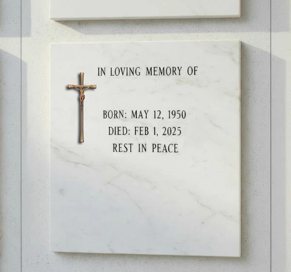 La cruz con Cristo para decoración de lápidas y columbarios modelo BR 2620;está elaborada en bronce.