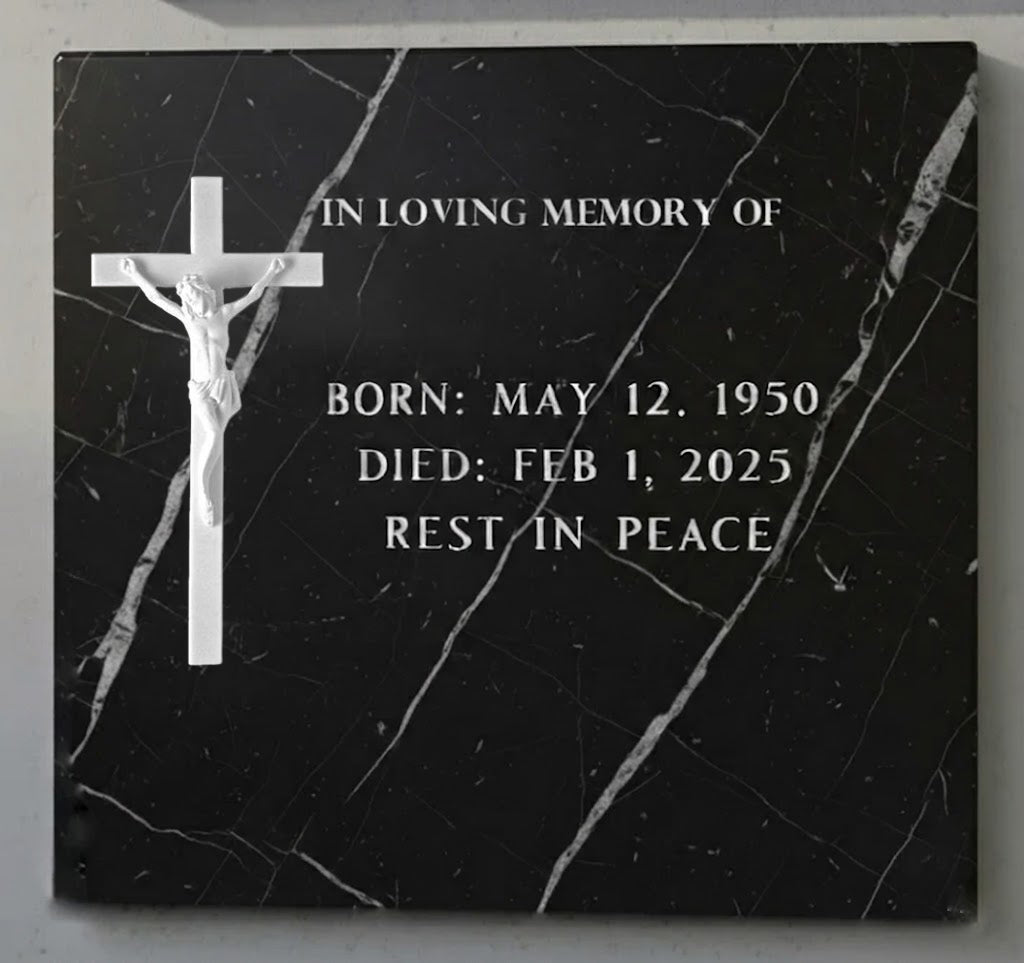 La Cruz con Cristo modelo MR 6178 de 43 cm está elaborada en mármol sintético,