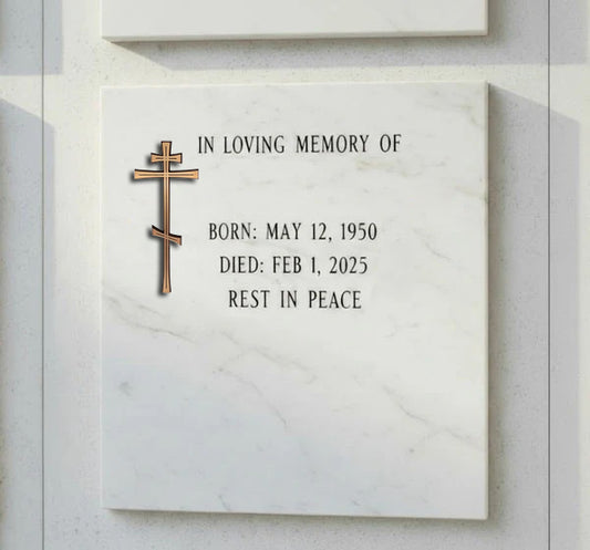 Cruz de bronce BR 2600 X; diseñada para la decoración de lápidas, nichos y panteones. Su acabado resistente y su fabricación en bronce de alta calidad lo hacen ideal para exteriores