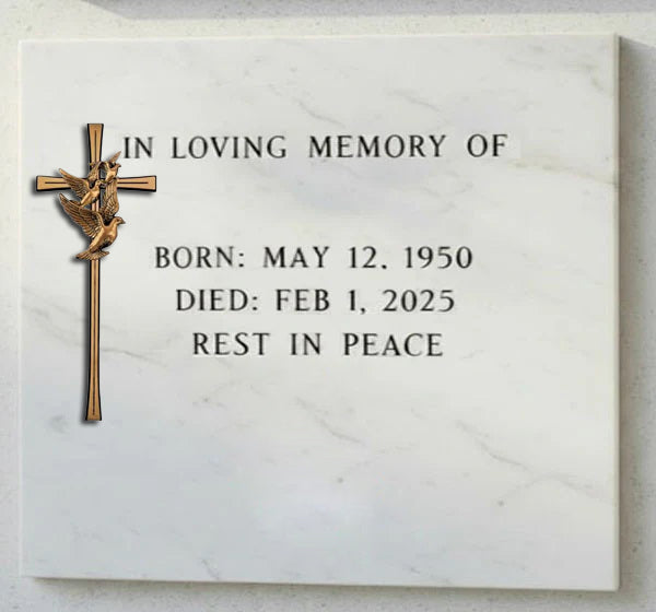 La cruz con palomas modelo BR 2654 está elaborada en bronce, un material clásico en arte funerario que destaca por su resistencia, durabilidad y belleza atemporal