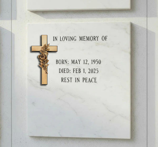 La cruz con rosa modelo BR 2412 está elaborada en bronce, un material tradicional y altamente resistente empleado en arte funerario por su durabilidad, belleza y elegancia.