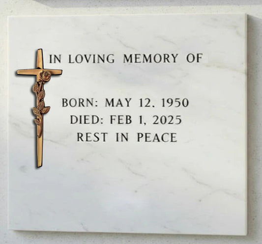 La cruz con rosa modelo BR 2287 está elaborada en bronce, un material clásico y muy valorado en arte funerario gracias a su resistencia, durabilidad y belleza natural.