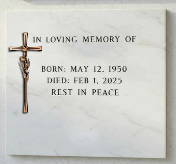 La cruz con flores modelo BR 2658 está elaborada en bronce, un material tradicional en arte funerario gracias a su resistencia, durabilidad y belleza atemporal.