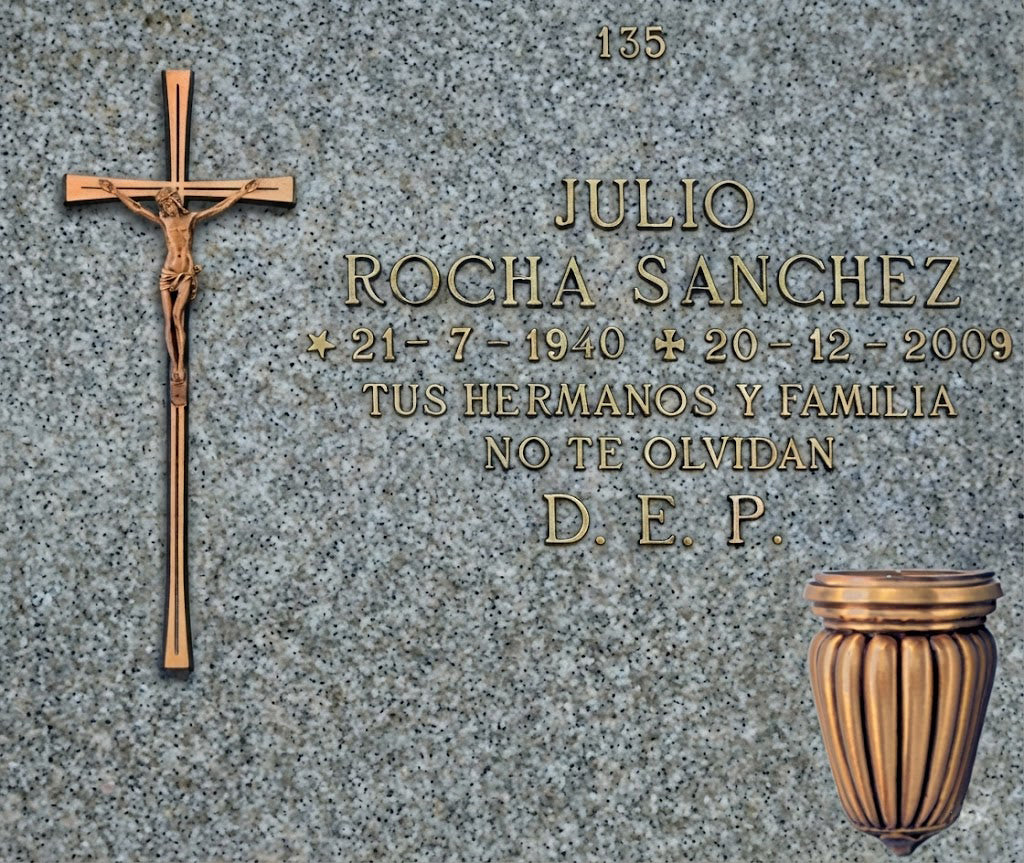 Decoración de Lápida de Nicho con Cruz con Cristo, Inscripción de Bronce y jarrón para flores en Madrid
