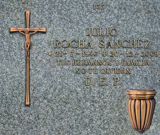 Decoración de Lápida de Nicho con Cruz con Cristo, Inscripción de Bronce y jarrón para flores en Madrid