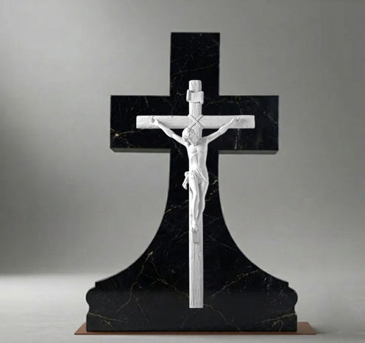 La Cruz de tronco con Cristo modelo MR 6184 está elaborada en mármol sintético de 123 cm