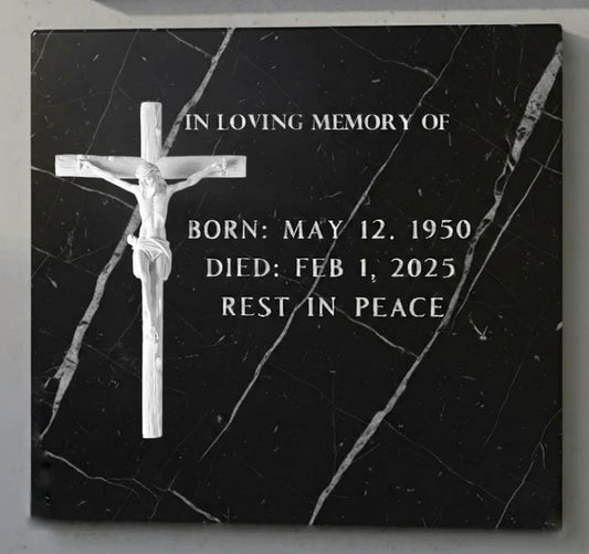 La Cruz de tronco con Cristo modelo MR 6182 está elaborada en mármol sintético de 60 cm