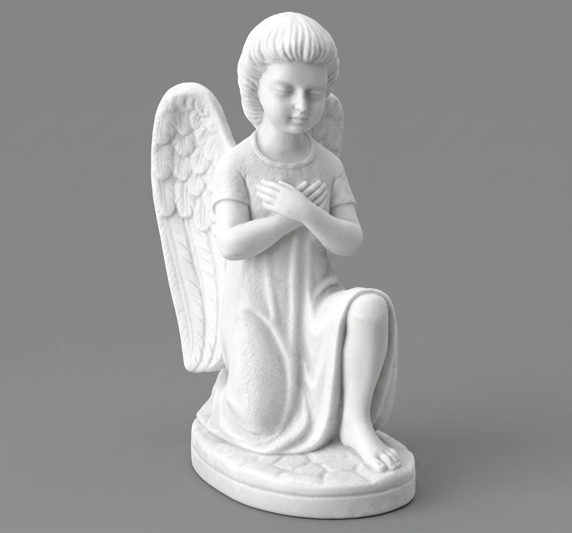 Elegante escultura de ángel arrodillado en mármol sintético de alta calidad. Disponible en 25 y 38 cm. Acabado artesanal de gran detalle, ideal para decoración de interiores o exteriores. Resistente y duradero.