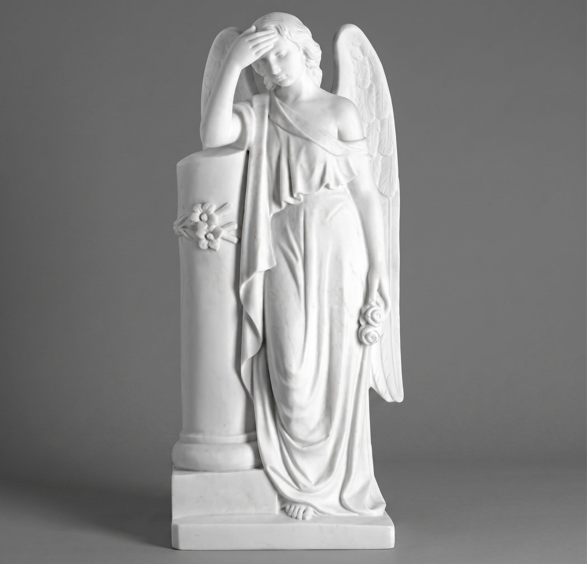 Estatua de Ángel con Columna (80 cm) en mármol sintético. Alta durabilidad, detalle artístico y fijación a suelo. Disponible también en 106 cm (Ref: MR 7278). ¡Infórmese!
