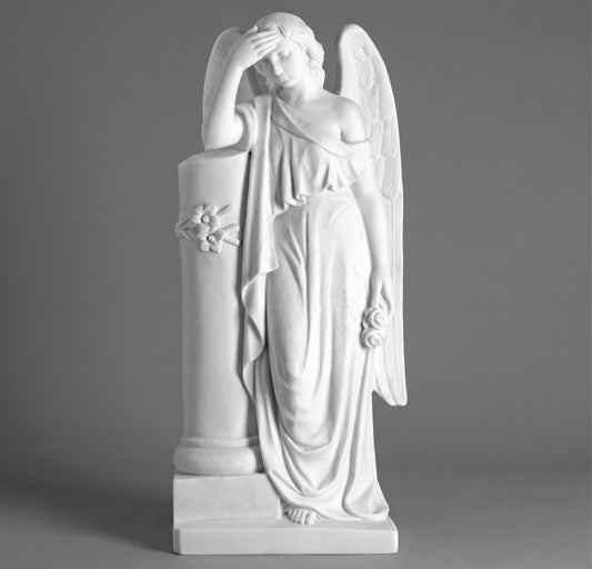 Estatua de Ángel con Columna (80 cm) en mármol sintético. Alta durabilidad, detalle artístico y fijación a suelo. Disponible también en 106 cm (Ref: MR 7278). ¡Infórmese!
