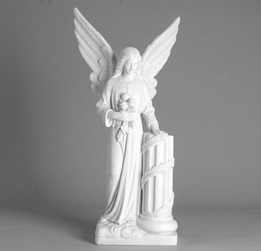 Espectacular escultura de Ángel con Columna (99 cm) en mármol sintético. Detalle artístico excepcional y alta durabilidad. Ideal para arte sacro y altares. ¡Ver más!