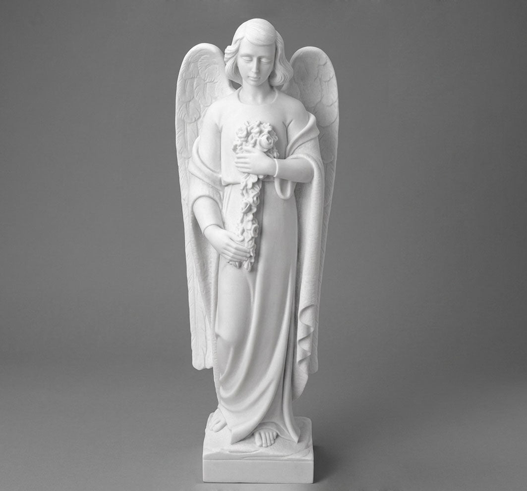 Elegante Ángel con Ramo de Flores fabricado en mármol sintético (64 cm). Escultura resistente a la intemperie, ideal para decoración de panteones y jardines.