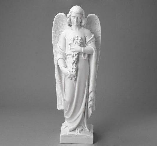 Elegante Ángel con Ramo de Flores fabricado en mármol sintético (64 cm). Escultura resistente a la intemperie, ideal para decoración de panteones y jardines.