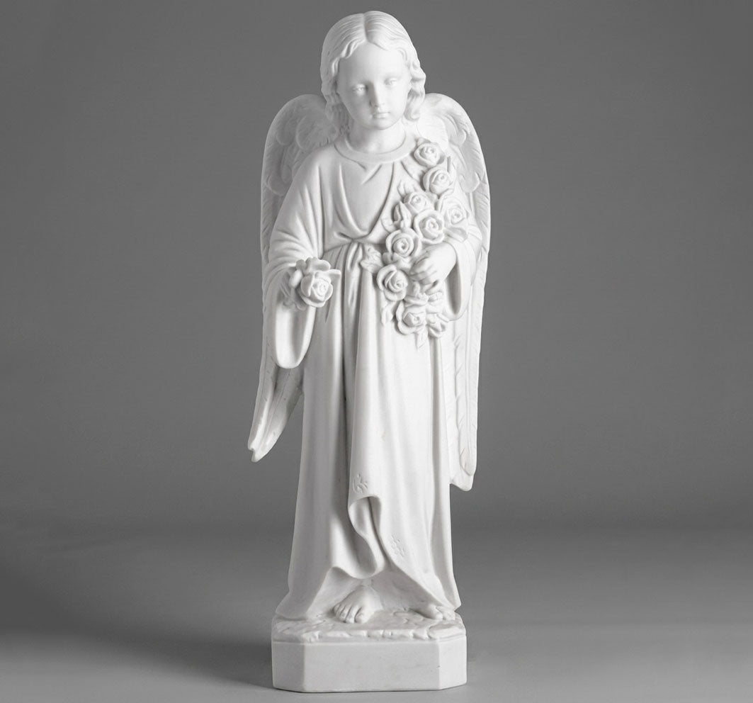 Añade paz y delicadeza a tus espacios con esta escultura de ángel con ramo de flores de 62 cm. Fabricada en marmolina de alta calidad, destaca por sus detalles finos y acabado clásico. Perfecta para decoración espiritual o como regalo especial.