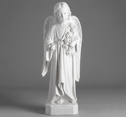 Añade paz y delicadeza a tus espacios con esta escultura de ángel con ramo de flores de 62 cm. Fabricada en marmolina de alta calidad, destaca por sus detalles finos y acabado clásico. Perfecta para decoración espiritual o como regalo especial.