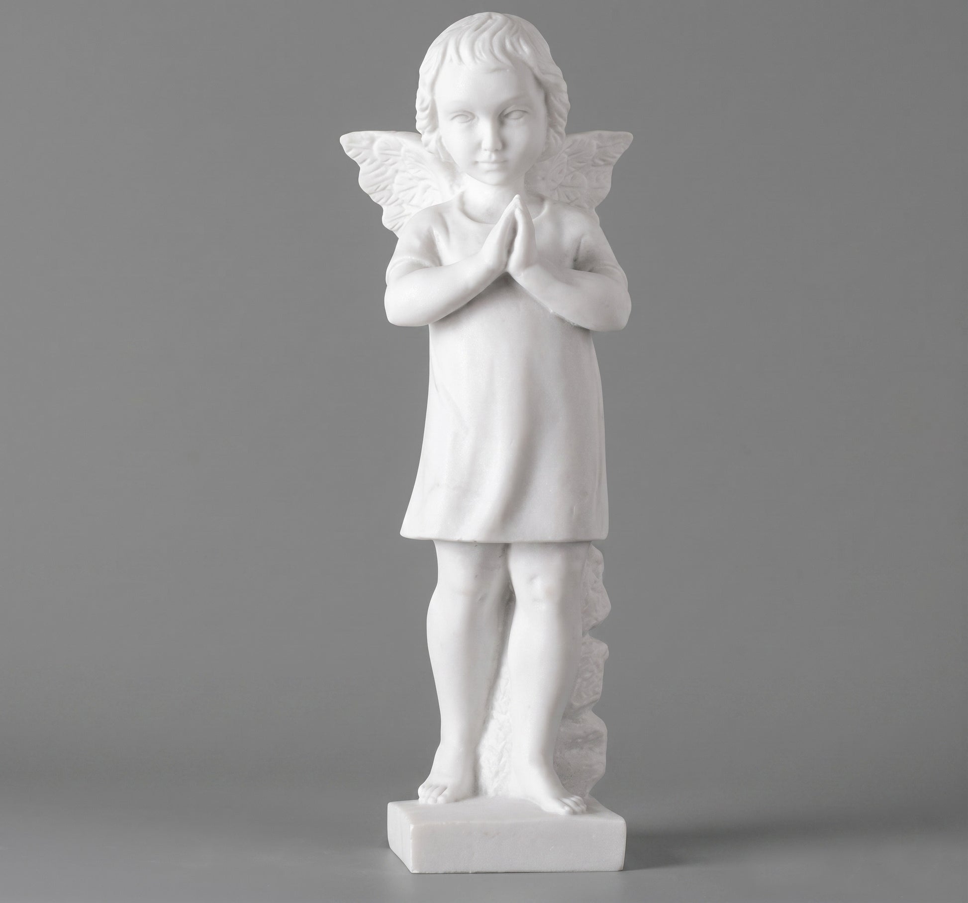 Aporta paz y serenidad con esta escultura de ángel rezando. Fabricada en mármol sintético de 30 cm con acabados finos y alta resistencia. Ideal para decoración de interiores, altares o exteriores. ¡Cómprala hoy!