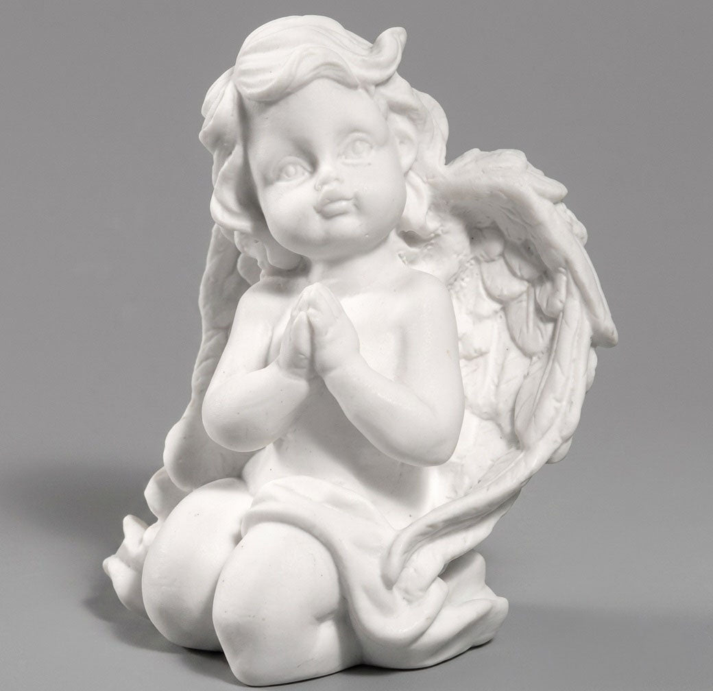 Preciosa figura de angelito arrodillado de 10 cm. Elaborada en mármol sintético con acabado fino. Ideal para decoración religiosa, altares o como regalo espiritual