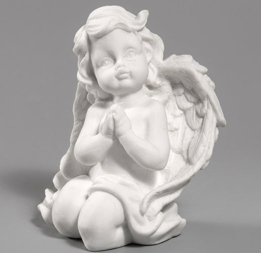 Preciosa figura de angelito arrodillado de 10 cm. Elaborada en mármol sintético con acabado fino. Ideal para decoración religiosa, altares o como regalo espiritual