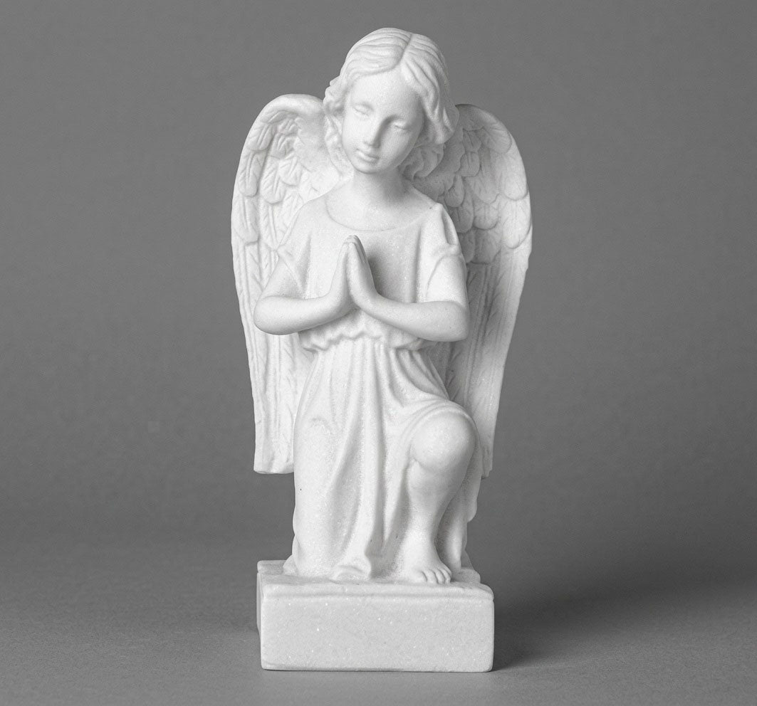 Escultura de angelito arrodillado (19 cm) en mármol sintético de alta calidad. Disponibles modelos MR 7355 y MR 7354. Resitente a la intemperie, ideal para decoración o cementerio.
