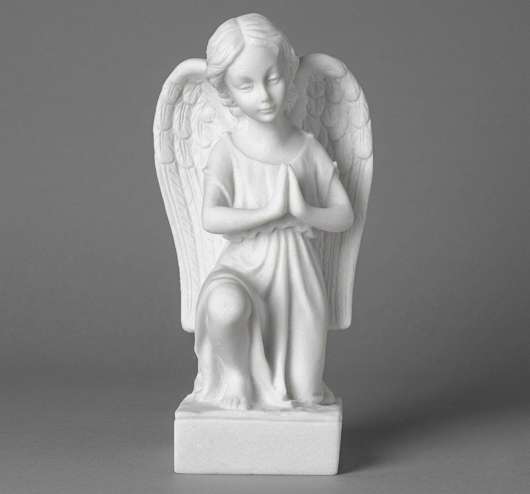 Escultura de angelito arrodillado (19 cm) en mármol sintético de alta calidad. Disponibles modelos MR 7355 y MR 7354. Resitente a la intemperie, ideal para decoración o cementerio.