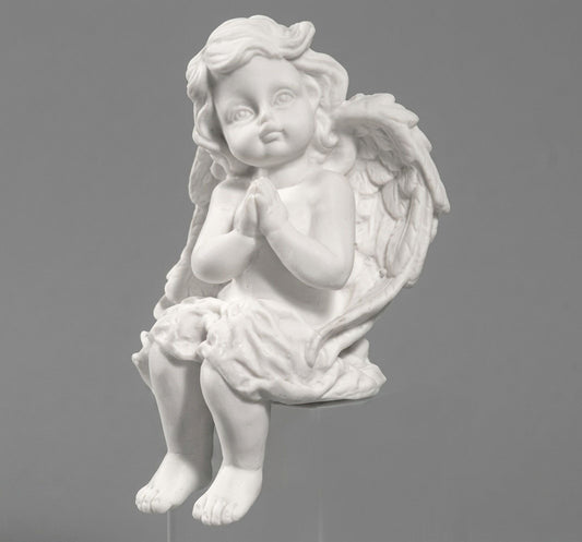 Añade un toque de ternura y elegancia a tu hogar con esta figura de angelito sentado. Fabricada en mármol sintético de alta calidad y acabado artesanal.