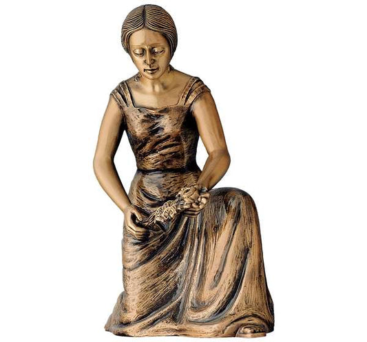 Elegante escultura de joven con flores en bronce de 41 cm. Un símbolo de recuerdo y amor eterno para decorar lápidas y panteones. Alta resistencia al exterior.