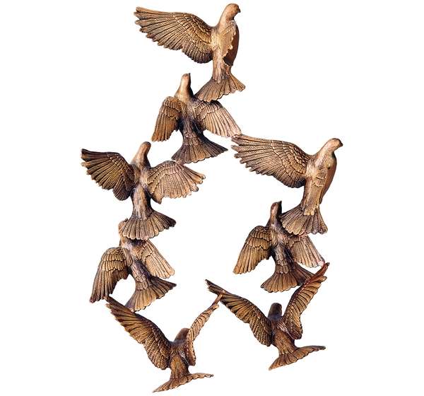 Elegante escultura de palomas en vuelo realizada en bronce de 45 cm. Decoración simbólica para lápidas, nichos y panteones. Alta resistencia y acabado artístico.