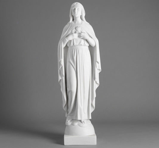 Elegante escultura del Inmaculado Corazón de María de 72 cm. Fabricada con marmolina de alta calidad, esta pieza captura una expresión de ternura y devoción con acabados artesanales superiores. Ideal para hogares, capillas y altares principales.