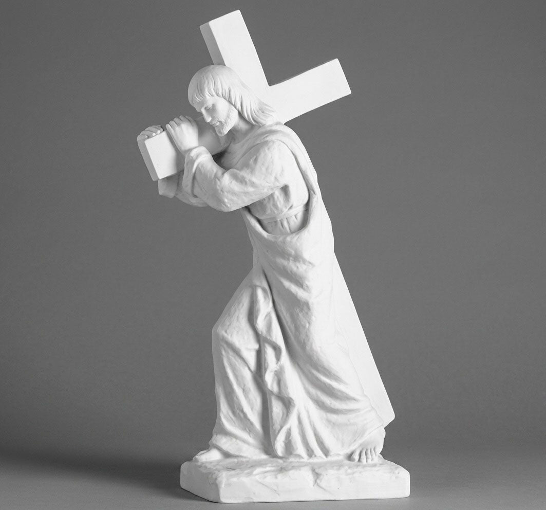 Impresionante escultura del Cristo Nazareno de 59 cm elaborada en mármol sintético de gran realismo. Una pieza de alta calidad con acabados artesanales detallados, ideal para procesiones particulares, altares o decoración religiosa de interior y exterior.