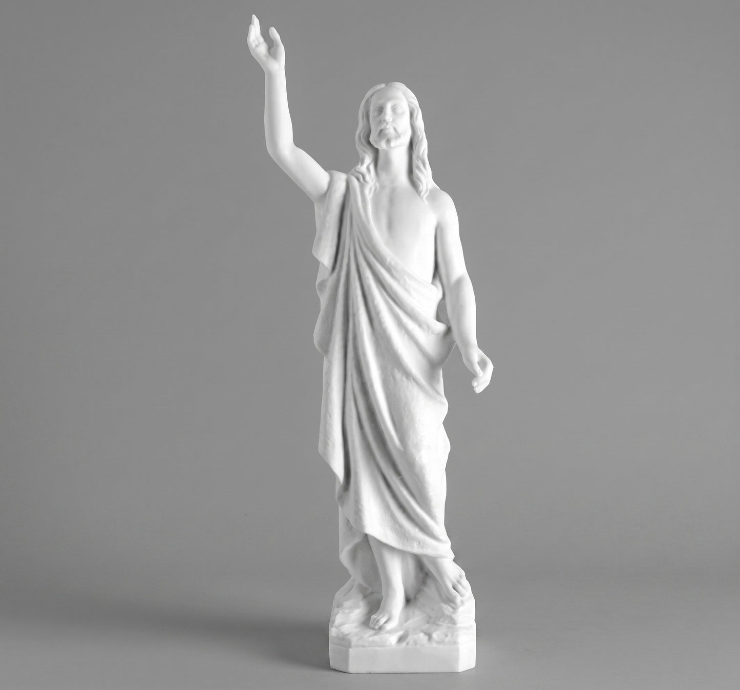 Escultura del Cristo Redentor de 86 cm en mármol sintético (MR 7229). Acabado detallado en marmolina de alta resistencia. Ideal para monumentos y altares. Infórmate.