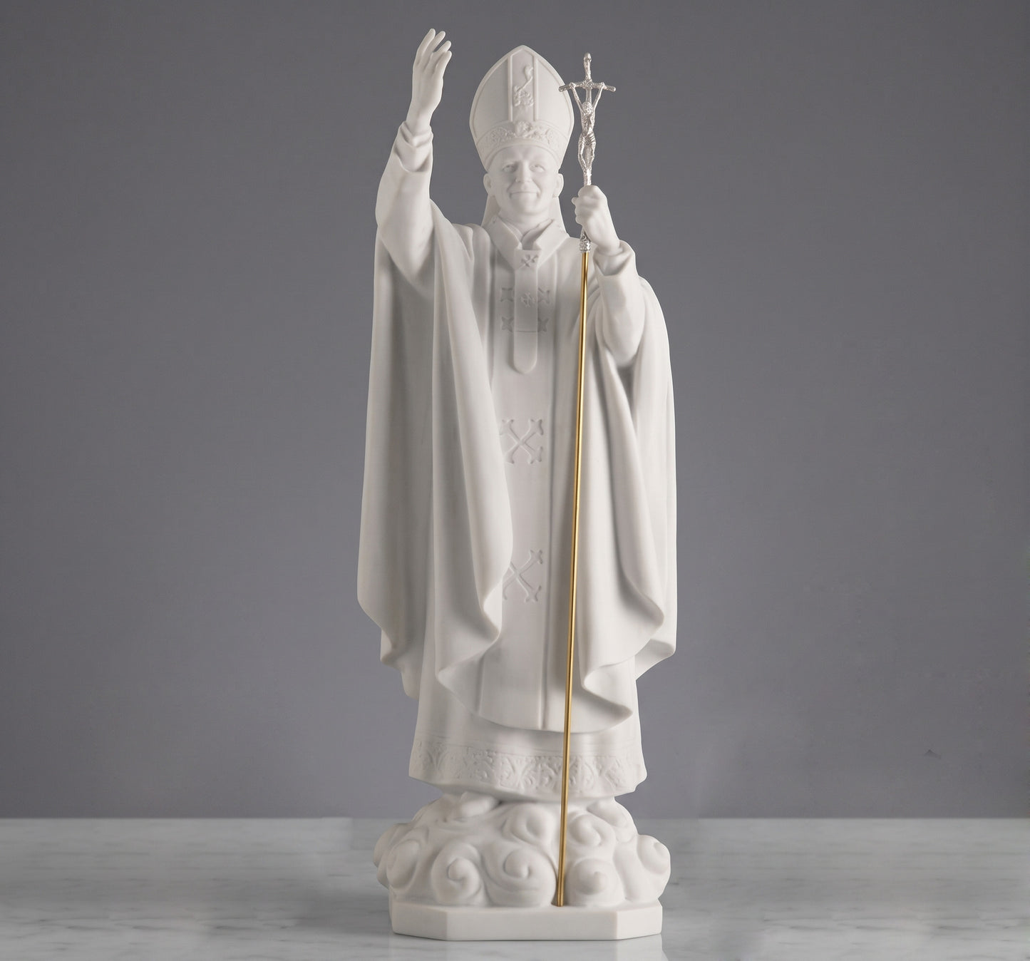 Elegante escultura del Papa Juan Pablo II en mármol sintético (64 cm). Acabado premium tipo marmolina de gran durabilidad. Ideal para interiores y altares. ¡Compra ahora!