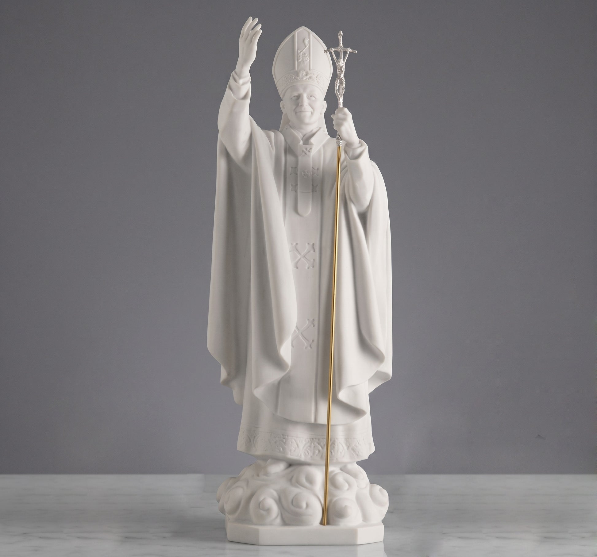 Elegante escultura del Papa Juan Pablo II en mármol sintético (64 cm). Acabado premium tipo marmolina de gran durabilidad. Ideal para interiores y altares. ¡Compra ahora!