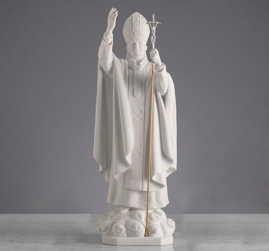 Elegante escultura del Papa Juan Pablo II en mármol sintético (64 cm). Acabado premium tipo marmolina de gran durabilidad. Ideal para interiores y altares. ¡Compra ahora!
