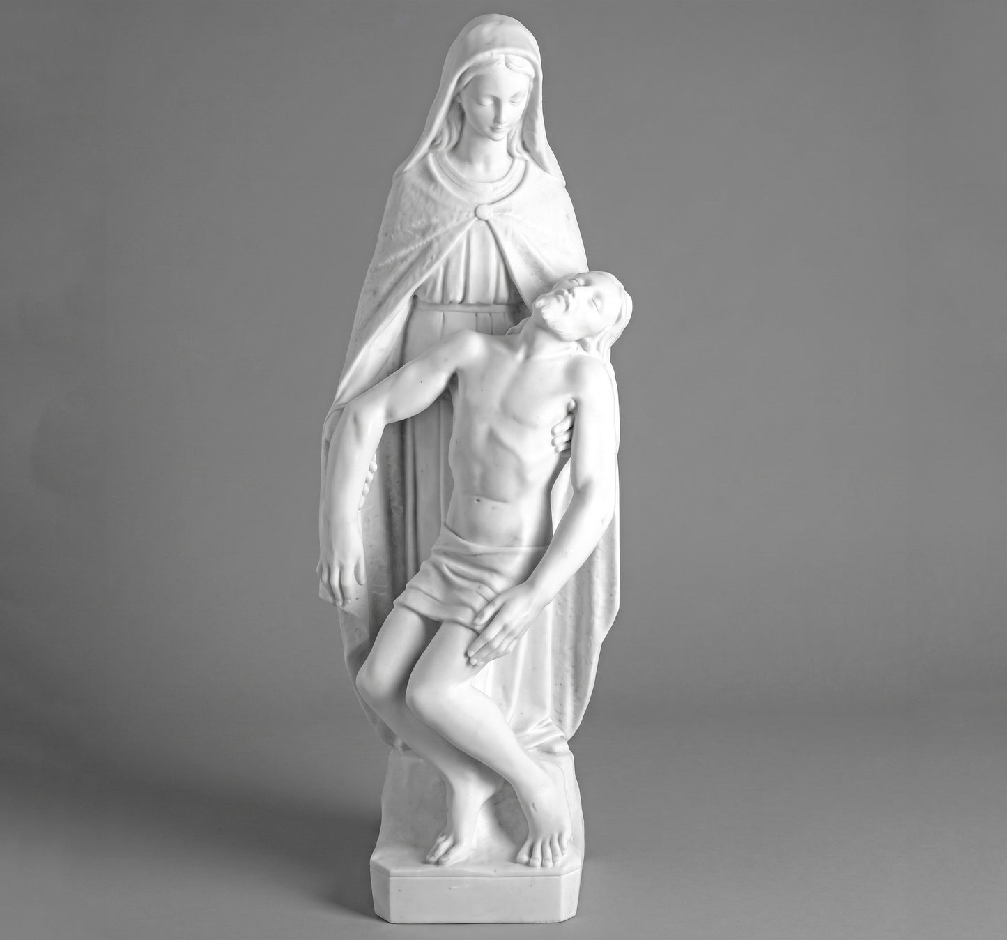Réplica de La Piedad en mármol sintético de alta calidad. Altura total de 160 cm con base de 87 cm. Acabado artesanal elegante y resistente. ¡Compra arte sacro aquí!