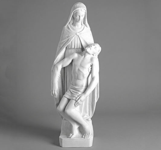 Réplica de La Piedad en mármol sintético de alta calidad. Altura total de 160 cm con base de 87 cm. Acabado artesanal elegante y resistente. ¡Compra arte sacro aquí!