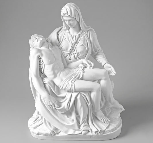 Réplica de La Piedad en mármol sintético de alta calidad. Disponible en 5 tamaños (19, 42, 53, 70 y 106 cm) con sistema de fijación a suelo para mayor seguridad. Ideal para interiores, jardines o panteones.