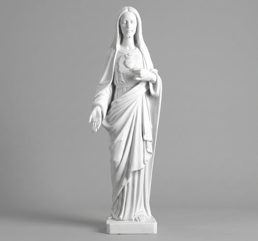 Las esculturas del Sagrado Corazón de Jesús fabricadas en mármol sintético (marmolina) ofrecen una opción resistente, detallada y duradera para cementerios, lápidas, sepulturas y panteones. Su diseño artesanal y su fijación a suelo incluida garantizan estabilidad y una larga vida útil en exterior.