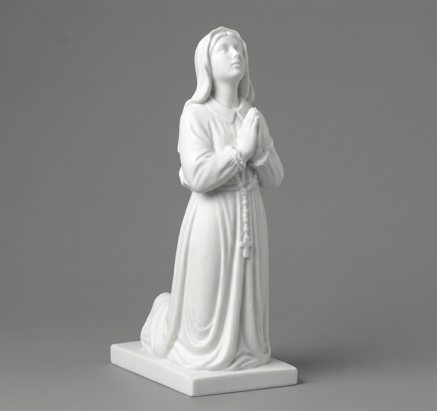 Honorez la mémoire de vos proches avec la sculpture de Sainte Bernadette (référence MR 7074), une œuvre délicate conçue pour apporter paix et sérénité aux monuments funéraires. Fabriquée en marbre synthétique (marmoline) de haute qualité, cette pièce se distingue par son design détaillé et son élégance intemporelle, idéale pour l'ornementation de tombes, de niches ou de caveaux familiaux.