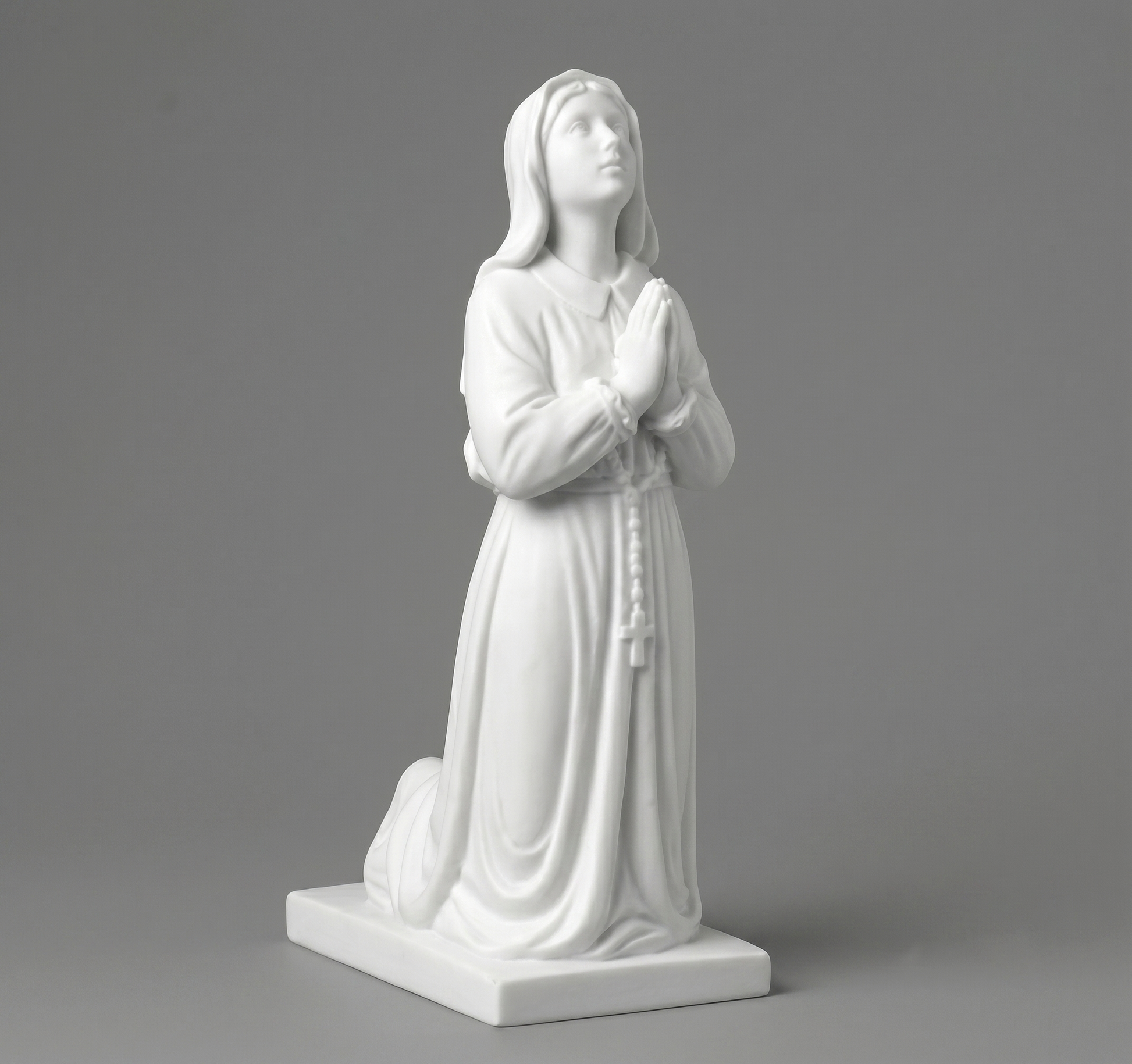 Honorez la mémoire de vos proches avec la sculpture de Sainte Bernadette (référence MR 7074), une œuvre délicate conçue pour apporter paix et sérénité aux monuments funéraires. Fabriquée en marbre synthétique (marmoline) de haute qualité, cette pièce se distingue par son design détaillé et son élégance intemporelle, idéale pour l'ornementation de tombes, de niches ou de caveaux familiaux.