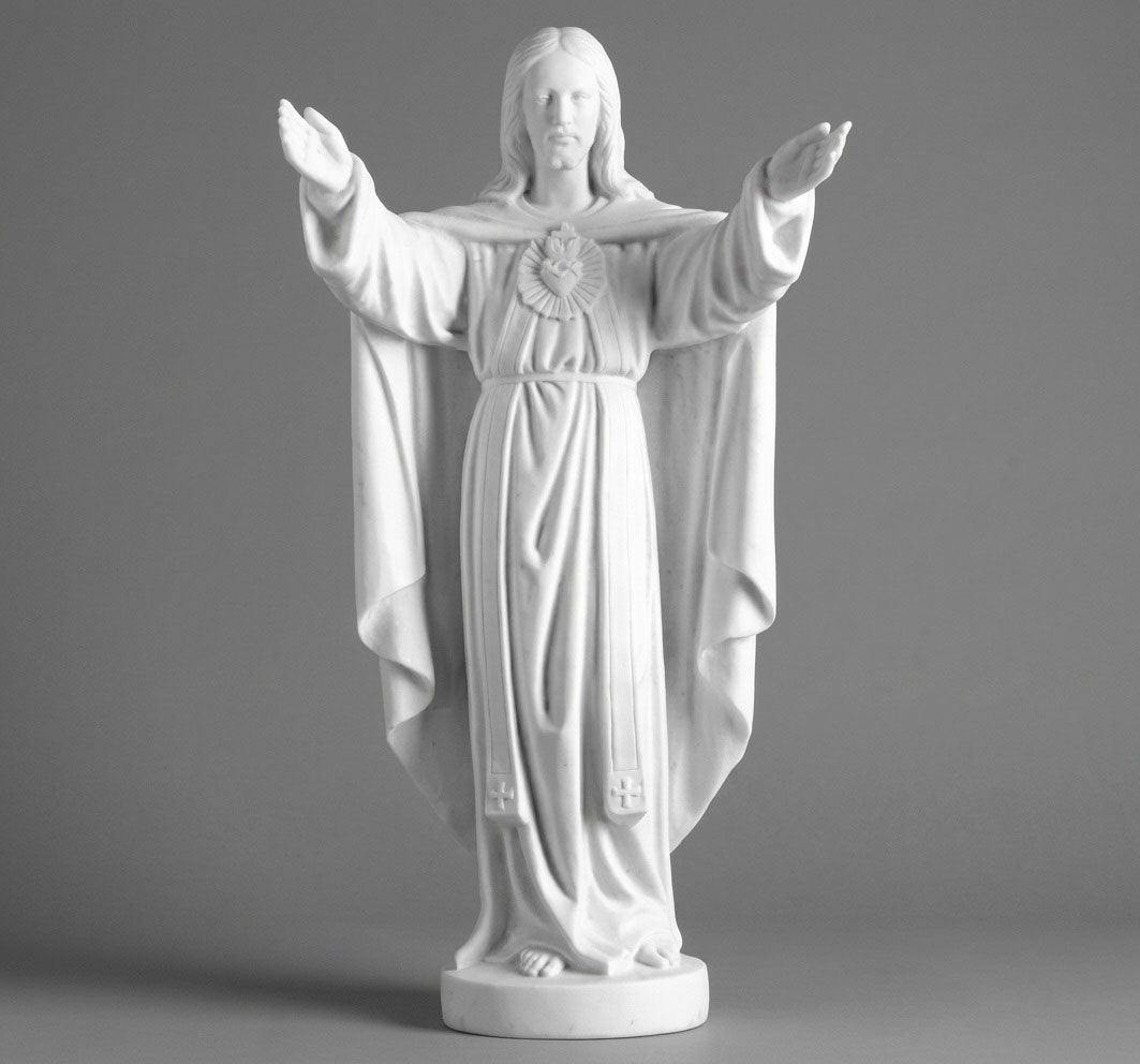 Encuentra la paz espiritual con la escultura del Sagrado Corazón de Jesús de 57 cm. Fabricada en mármol sintético de alta resistencia, esta pieza ofrece un acabado impecable y duradero para interiores o exteriores. ¡Lleva esta expresión de fe a tu hogar!