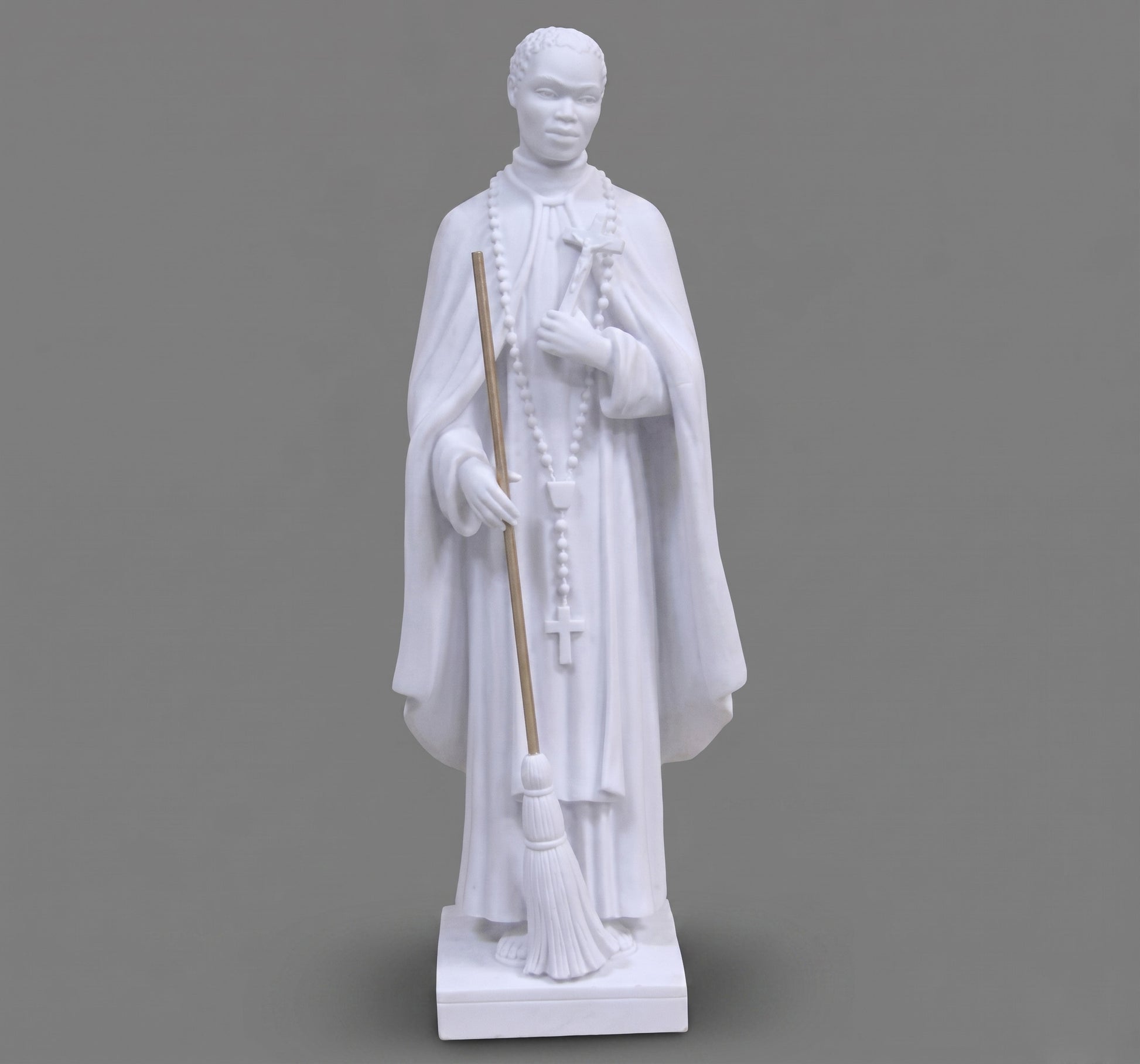 Escultura de San Martín de Porres (60 cm) en mármol sintético de alta calidad. Acabado elegante, resistente y con sistema de fijación a suelo. ¡Compra ahora!