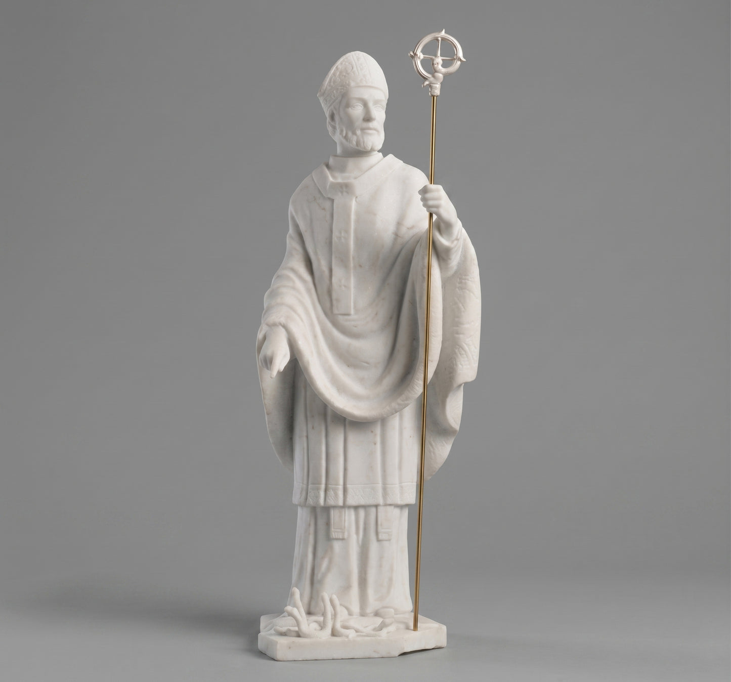 Embellece tu altar con esta escultura de San Patricio (60 cm). Fabricada en mármol sintético de gran resistencia y detalle artístico. Calidad garantizada y envío seguro
