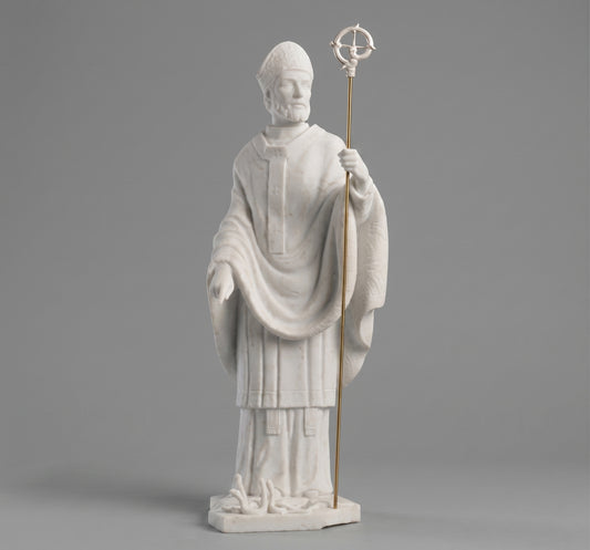 Embellece tu altar con esta escultura de San Patricio (60 cm). Fabricada en mármol sintético de gran resistencia y detalle artístico. Calidad garantizada y envío seguro