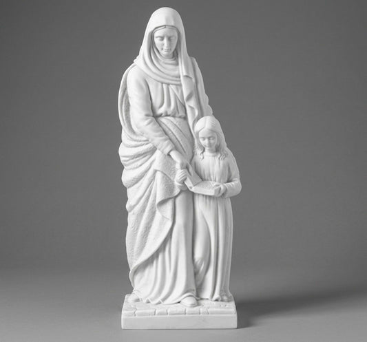 Honra la tradición con esta escultura de Santa Ana de 60 cm. Realizada en marmolina resistente, presenta un acabado artesanal de gran realismo y elegancia. Una pieza de devoción ideal para altares, hogares o espacios religiosos. ¡Envío disponible!