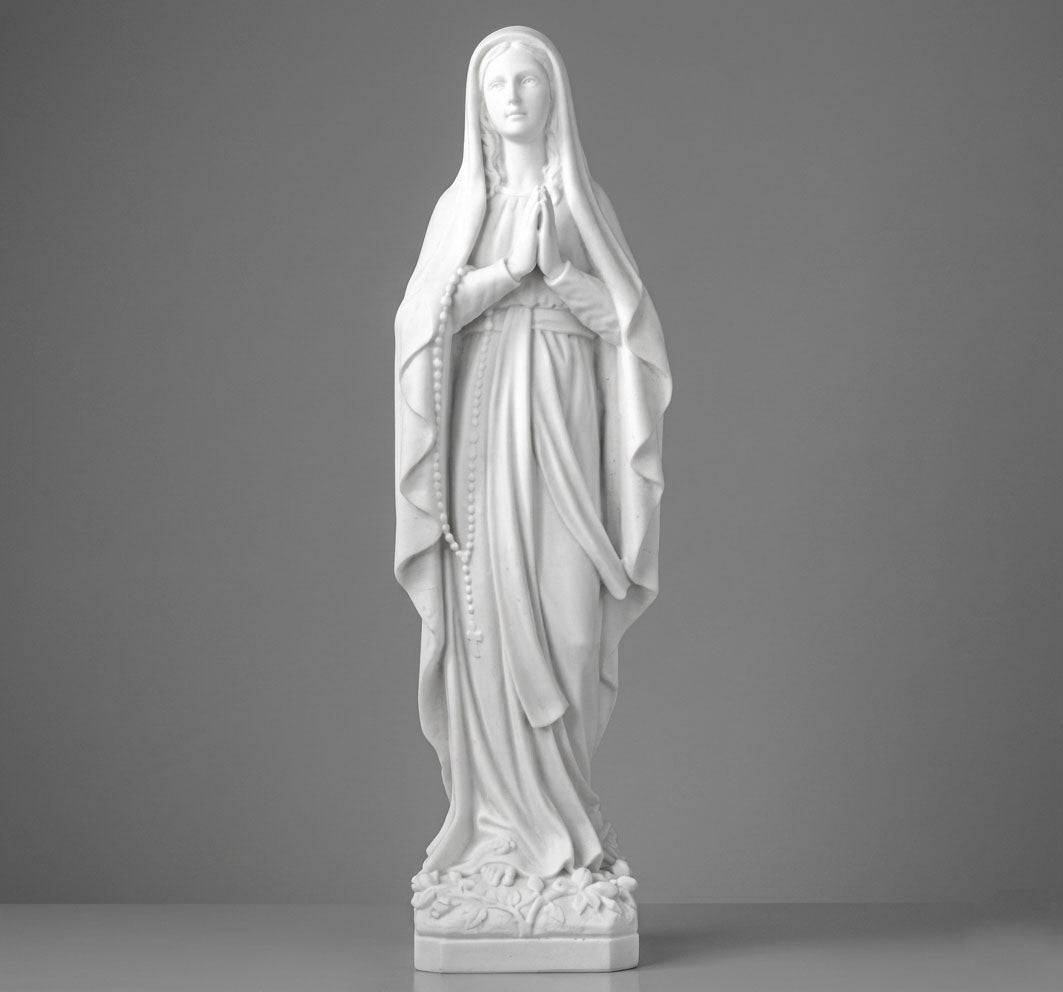 Compra la Virgen de Lourdes en marmolina de alta calidad. Disponible en 39, 52, 62 y 76 cm. Resistente a exteriores, ideal para lápidas o altares. ¡Envío seguro!