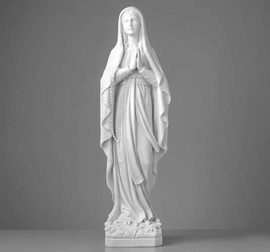 Compra la Virgen de Lourdes en marmolina de alta calidad. Disponible en 39, 52, 62 y 76 cm. Resistente a exteriores, ideal para lápidas o altares. ¡Envío seguro!