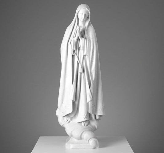 Escultura de la Virgen de Fátima fabricada en marmolina (60 cm). Gran nivel de detalle y máxima durabilidad en exteriores. Ideal para altares y lápidas.